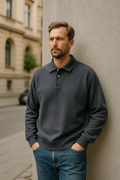 Männermodell mit anthrazitgrauem Baumwollpullover – entspannter, moderner Streetstyle